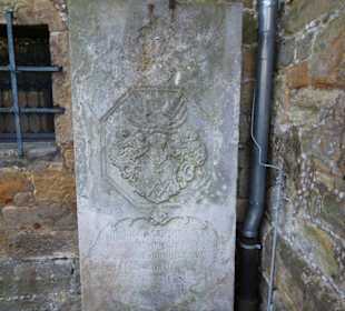 Epitaphe an der Außenwand