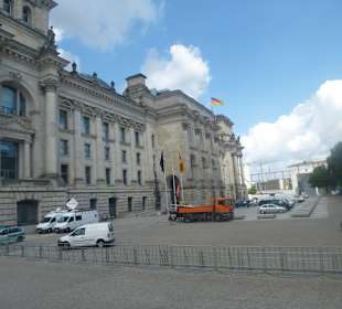 Mit der 100 am Reichstag