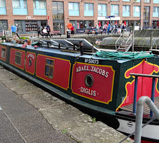 Narrow Hausboat
