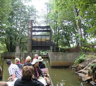 Anfahrt auf eine Schleuse, alles Handbetrieb.