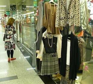 Unterirdische superfeine Einkaufsarkaden