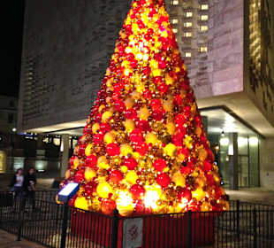 Mdina Glass Christmas Tree in front of L´Accademia