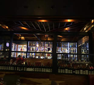 Innenansicht mit Weinen / Bar