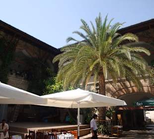 In der Karawanserei Kusadasi