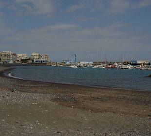 Strand am Hafen von Las Galletas