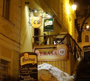 Zum Eingang Treppe rauf