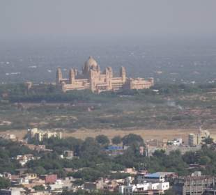 In der Ferne ein Palast