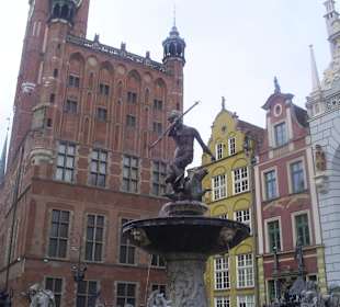 W tle Dwór Artusa i Ratusz