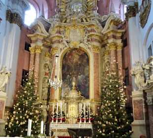 Blick auf den Hauptaltar der Martinskirche