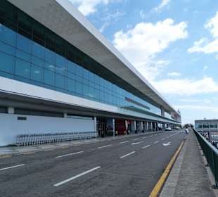 Straße vor den Eingängen zum Abflugbereich