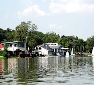 Bootshäuser von der Wasserseite