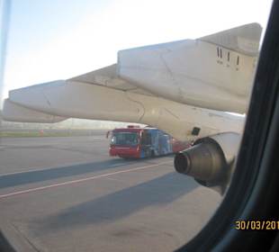 Flughafenbus holt die Passagieren ab