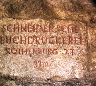 Überall diese Steintafeln Stadtmauer