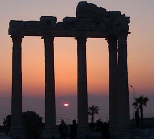 Wahrzeichen von Side im Sonneuntergang