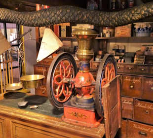 In einem Kolonialwarenladen