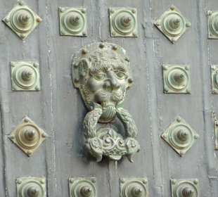 Detalle de la puerta de entrada a la catedral