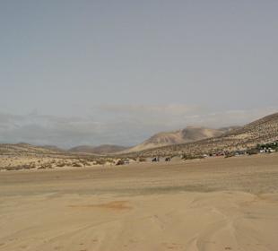 Strand mit Blick auf die Berge