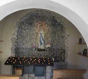 Die kleine Lourdes-Kapelle am Maxplatz