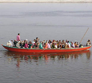 Indyjscy pielgrzymi podczas rejsu po Gangesie