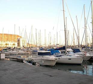 Hafen von Puerto de Mogan  im Sonnenuntergang