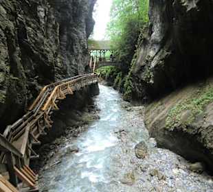 Auf Stegen durch die Klamm