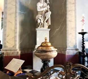 Taufbecken mit Statue 