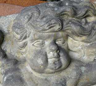 Reliefs im Innenhof