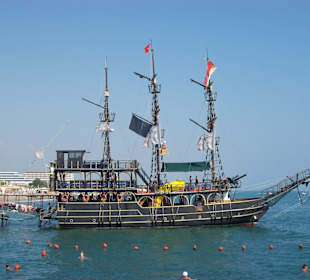 Piratenboot am Strand