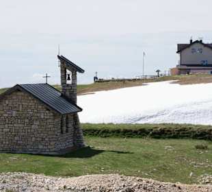 Blick auf die Gipfelkapelle und Hütte