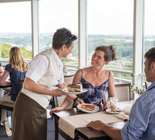 Freundliche Bedienung im 360° Drehrestaurant