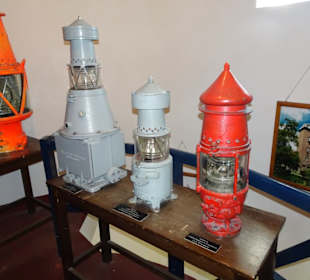 Exponate des maritimen Museums im Leuchtturm