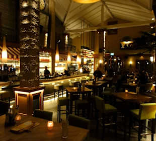 Abendlicher Gastraum im Cafe del Sol