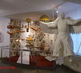 Ein Raum über diverse Flugballons / Flugobjekte