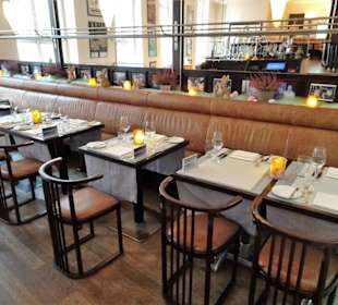 Sitzplätze auf der Empore des Topaz