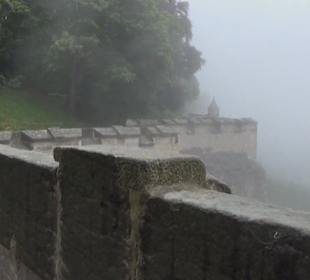 Entlang der Festungsmauer