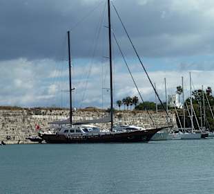 Segeljacht vor der Stadtmauer