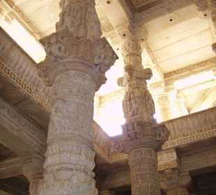 Säule im Jaina-Tempel