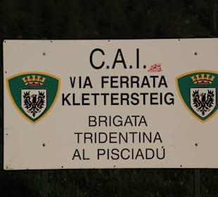 Hinweis Straßenschild Klettersteig Pisciadu