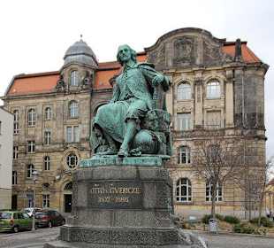 Neues Rathaus und Guericke Brunnen
