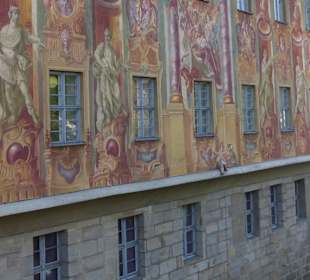 Malerei mit dem aus der wand ragenden Engelsfuss