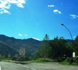 Rechts guter Wanderweg zur Alm