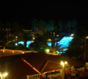 Blick vom Balkon zum Pool in der Nacht