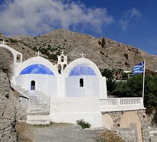 Kamari. Kapliczka na końcu plaży.