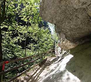 Gesichert am Fels entlang