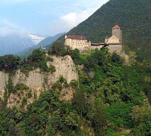 Schloss Tirol vor imposanter Bergkulisse
