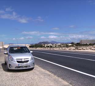 Blick von Hauptstr. /Parkstreifen auf Tres Islas