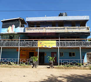 Vorderansicht des Samba, halt afrikanisch