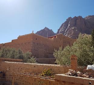 Blick auf das Katharinenkloster am Fuß des Mosesberges ...ei