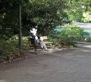 Ansichten des Loriot-Denkmals in den Wallanlagen