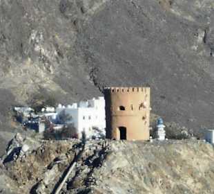 Historischer Wachturm an der Hafeneinfahrt